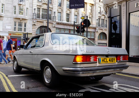 Silber Mercedes 280 CE warten an der Ampel auf Ecke der alten Bond Street, London Stockfoto