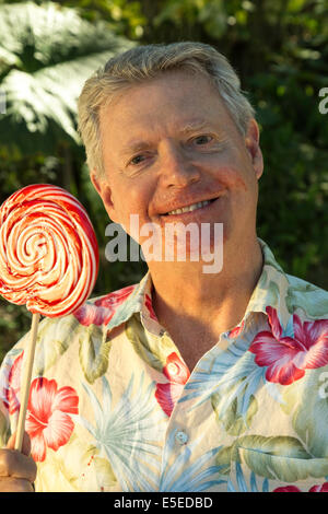 Glücklich reifer Mann genießt seine übergroße Lollipop, USA Stockfoto