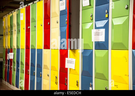 bunte Schließfächer in der Schule Stockfoto