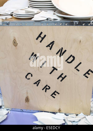 Stilleben, Geschirr zerbrochen und Kiste mit der Aufschrift "Handle with Care", USA Stockfoto