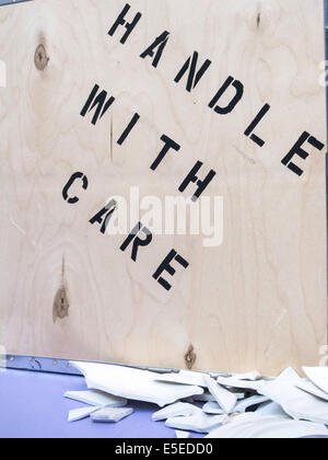 Stilleben, Geschirr zerbrochen und Kiste mit der Aufschrift "Handle with Care", USA Stockfoto