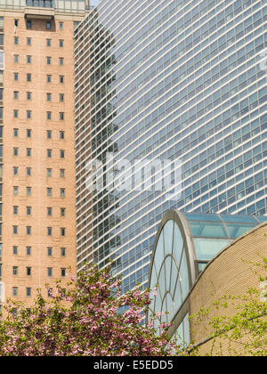 Robert Moses Plaza und Generoso Pope Memorial Auditorium, Fordham Universität Lincoln Center Campus, NYC Stockfoto