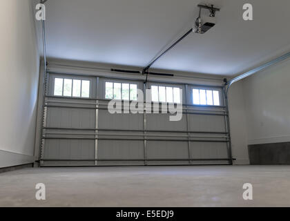 Wohnhaus zwei Auto-Garage-Innenausstattung Stockfoto