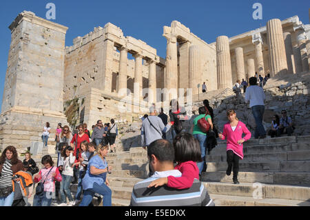 Touristen am Eingang der Akropolis in Athen. Stockfoto