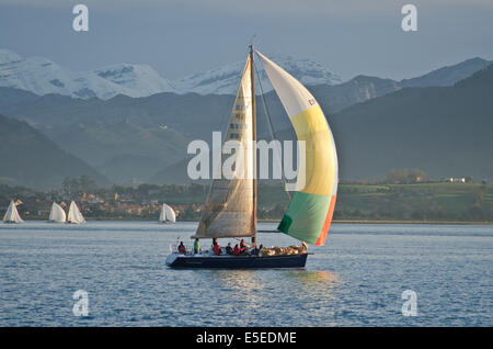 Segelboote bei Sonnenuntergang am Santander Bucht. Im Hintergrund die schneebedeckten Berge des Bereichs Kantabrischen ersichtlich. Stockfoto