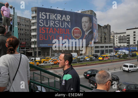 Große Wahl-Kampagne Plakate der türkischen Regierungspartei AKP mit Porträts von AKP und aktuelle Premierminister Recep Ta Stockfoto