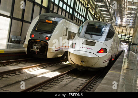 Zwei Züge warten auf ihre Abfahrtszeit in Cádiz Station. Stockfoto