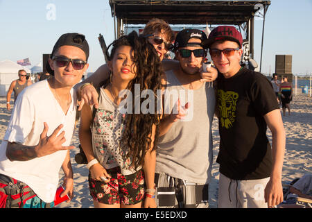 Kolumbianische Reggae band Alto Grado hanging out auf den Sand auf dem Love Long Beach Festival in Long Beach, Kalifornien Stockfoto