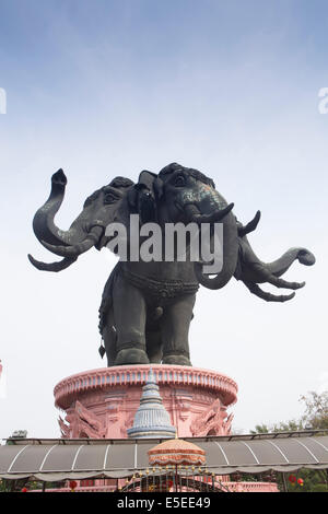 Die riesige dreiköpfige Elefantenstatue auf der Außenseite des Erawan Museums, Samut Prakan, Bangkok, Thailand Stockfoto