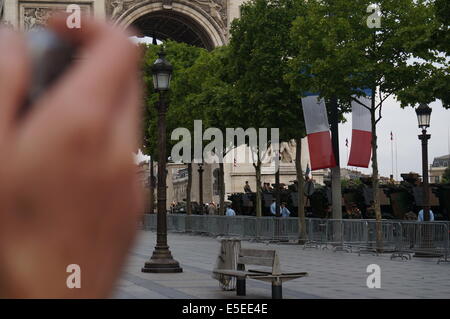 Eine Hand, die Kamera fotografieren der Militärparade vor dem Arc de Triomphe auf der Avenue des Champs-Élysées am Nationalfeiertag Stockfoto