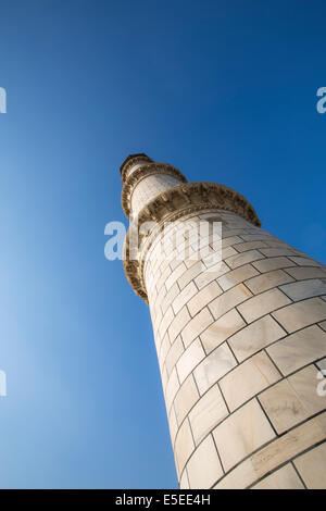 Ansicht eines der Minarette im Taj Mahal gegen blauen Himmel, Agra, Indien Stockfoto