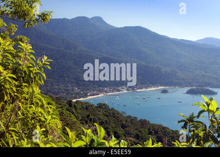 Blick auf die Vila do Abraão und Strände, Ilha Grande, Brasilien Stockfoto