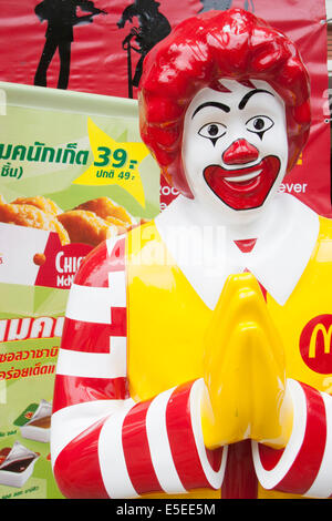 Ronald McDonald Statue präsentiert einen Thai Wai Gruß, Bangkok Stockfoto