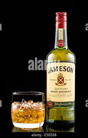 Glas und Flasche von Jameson Irish Whiskey Stockfoto