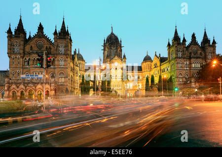 Der Chhatrapati Shivaji Terminus, ehemals Victoria Terminus im Feierabendverkehr, Zentrum von Mumbai, Indien Stockfoto