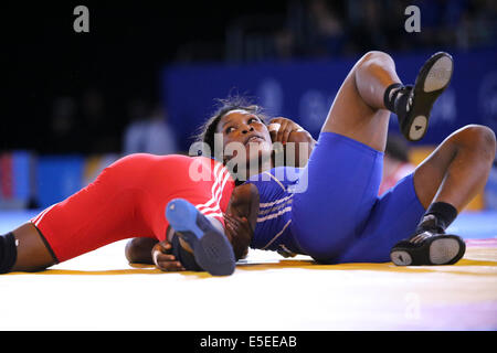 SECC Glasgow Schottland 29. Juli 2014. Commonwealth Games Tag 6. Männer- und Frauen wrestling-Runden. Annabel Ali CMR schlägt Segen Onyebuchi NGR Credit: ALAN OLIVER/Alamy Live News Stockfoto