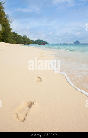 Fußabdrücke auf Koh Kradan Insel, Provinz Trang, Thailand aus dem Meer führt Stockfoto