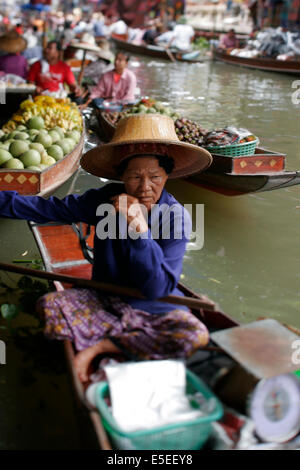 Ein Markt-Händler auf dem schwimmenden Markt von Damnoen Saduak, Thailand Stockfoto