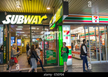 Melbourne Australia, Swanston Street, U-Bahn, Zug, Restaurants, Restaurants, Restaurants, Restaurants, Restaurants, Cafés, 7-Eleven, 24-Stunden-Geschäft, Vorderseite, Eingang, AU140321093 Stockfoto