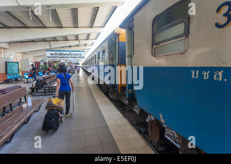 Ein Passagier ziehen Gepäck auf einen Zug am Hualamphong Bahnhof Bangkok Thailand Stockfoto