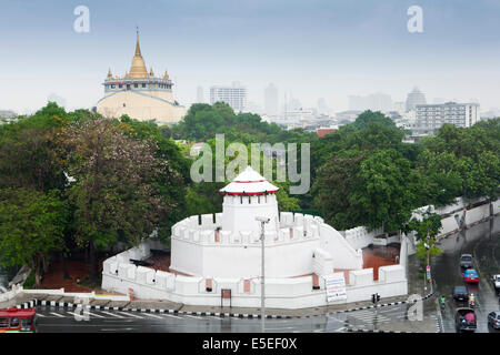 Mahakan Festung mit goldenen Bergs (Phu Khao Thong) im Wat Saket im Hintergrund Bangkok, Thailand Stockfoto