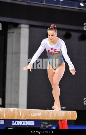 Glasgow, Schottland. 29. Juli 2014. Hannah Whelan (ENG), in einem Abgang aus dem Schwebebalken daraufhin, wie sie die Frauen Nationalmannschaft bei der SSE Hydro, XX Commonwealth Games, Glasgow teilnimmt. Bildnachweis: Michael Preston/Alamy Live-Nachrichten Stockfoto