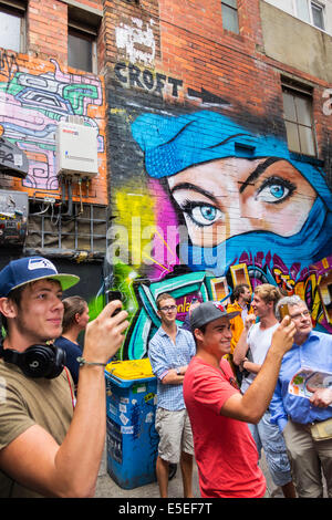 Melbourne Australien, Chinatown, Croft Alley, riesige Wand Straße Wandbild, Kunst, Sprühfarbe, Mann Männer männlich, nehmen Handy, Handys, Smartphone Handy p Stockfoto