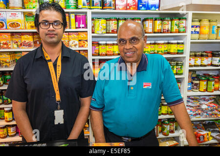 Melbourne Australien, Chinatown, Russell Street, Curry Corner, Spezialitätengeschäft, asiatischer Inder, Vater, Sohn, Mann, Männer, Manager, Besitzer, Kleinunternehmen, zählen Stockfoto