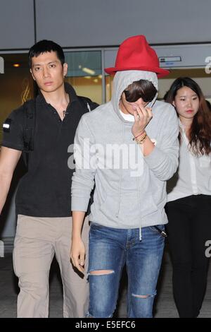 Hong Kong, China. 28. Juli 2014. G-Dragon von BIGBANG kommt am Flughafen in Hong Kong, China auf Montag, 28. Juli 2014. © TopPhoto/Alamy Live-Nachrichten Stockfoto