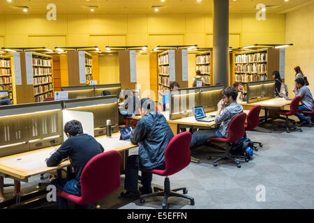 Melbourne Australia, Swanston Street, State Library of Victoria, Inneneinrichtung, Männer, Männer, Laptop, Computer, Tische, Stühle, Studieren, AU140321068 Stockfoto