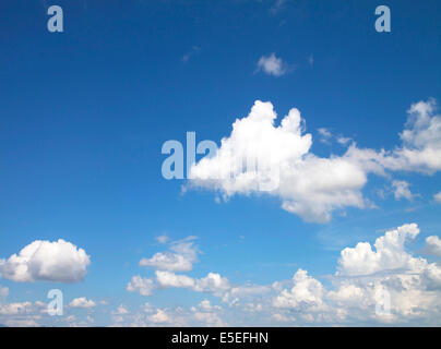 Fantastische weichen weißen Wolken gegen blauen Himmel Stockfoto