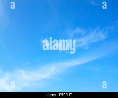 Fantastische weichen weißen Wolken gegen blauen Himmel Stockfoto