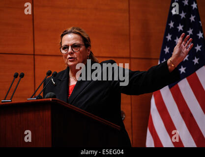 Washington, DC, USA. 29. Juli 2014. Das Philadelphia Orchestra Präsident Allison Vulgamore spricht auf einer Pressekonferenz bei der chinesischen Botschaft in den Vereinigten Staaten in Washington, D.C., Hauptstadt der USA, 29. Juli 2014. Das Philadelphia Orchestra am Dienstag gesagt, dass es ein Konzert im November anlässlich den 35. Jahrestag der Aufnahme diplomatischer Beziehungen China und den USA zu inszenieren. © Bao Dandan/Xinhua/Alamy Live-Nachrichten Stockfoto
