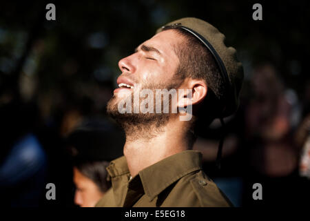 Ein israelischer Soldat schreit während der Beerdigung von Sergeant Daniel Kedmi in Kiryat Shaul Friedhof. Die IDF-Soldaten wurde von einer Mörsergranate während versuchter terroristischer Infiltration in der Nähe der Grenze zum Gazastreifen getötet. © Marco Bottelli/Pacific Press/Alamy Live-Nachrichten Stockfoto