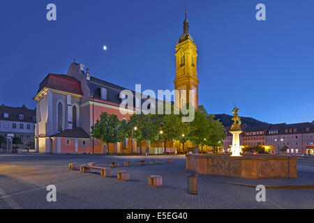 Marktplatz mit St. George Fountain und St. George Church in Eisenach, Deutschland Stockfoto