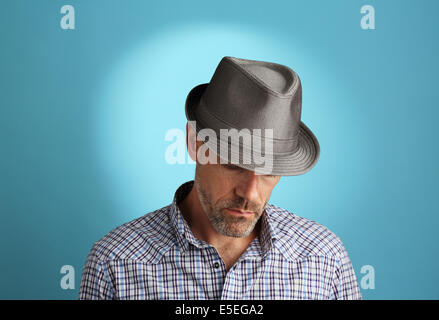 Ein Porträt eines 40-etwas männlichen zermürben einen Fedora Blick in Gedanken. Stockfoto