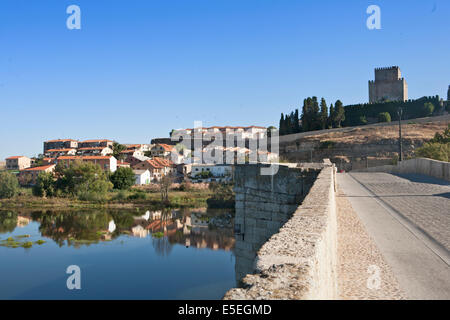 Die Burg von Heinrich II. von Kastilien in Ciudad Rodrigo aus der römischen Brücke, Salamanca, Spanien Stockfoto