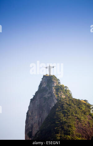 Die Art Deco Christ (Cristo Redentor) Statue auf dem Gipfel des Corcovado Berges, Tijuca Nationalpark, Rio de Janeiro, Brasilien, Südamerika Stockfoto