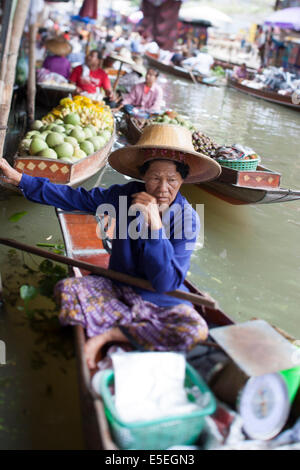 ein Markt-Händler auf dem schwimmenden Markt von Damnoen Saduak, Thailand Stockfoto