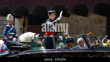 Krönung König Felipe VI. von Spanien Reiten in einem oben offenen-Rolls-Royce an der Gran Via auf dem Weg vom Parlament zum Königspalast Stockfoto