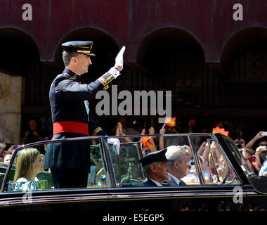 Krönung König Felipe VI von Spanien Reiten in einem oben offenen-Rolls-Royce an der Gran Via auf dem Weg vom Parlament zum Königspalast Stockfoto