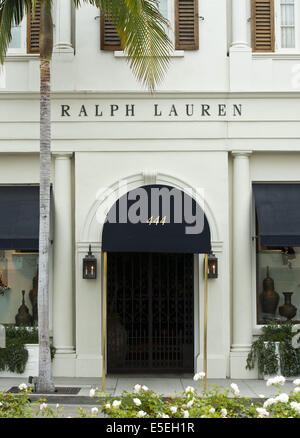 23. Juni 2014 - Beverly Hills / Los Angeles, Kalifornien, USA - Ralph Lauren eröffnet seine erste Boutique "Polo" am Rodeo Drive in 1971.  Lauren, arbeiten als eine Krawatte Verkäufer, entwickelt seine eigene Krawatte mit Lumpen und Reste, er kündigte seinen Job und seine Beziehungen auf eigene Faust mit "Polo" als Markennamen verkauft. ---Rodeo Drive, im Herzen von Beverly Hills ist ein zwei-Wege-zwei Meile lang, Nord Süd Stadtstraße mit einer Mischung aus kleinen und großen Luxus-Immobilien, Stadtparks und Grünflächen sowie Welt Klasse high-End Signatur Flaggschiff speichert und Geschäfte mit weltweit bekannten Luxusgüter an seiner südlichen Ende.---Beverly Hills, lief Stockfoto