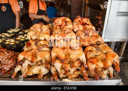 Gegrilltes Huhn zum Verkauf an die Amphawa Floating Market, Thailand Stockfoto
