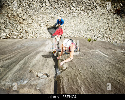 Frau eine Wasserrinne im Schwierigkeitsklettern, Riss im Felsen, Martinswand Klettern, Zirl, Tirol, Österreich Stockfoto