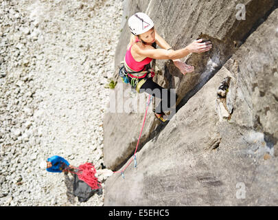 Frau eine Wasserrinne im Schwierigkeitsklettern, Riss im Felsen, Martinswand Klettern, Zirl, Tirol, Österreich Stockfoto