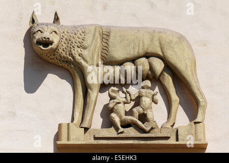 Römische Wölfin Romulus und Remus gesäugt, Relief auf einem Haus Wand, Bagheria, Provinz von Palermo, Sizilien, Italien Stockfoto