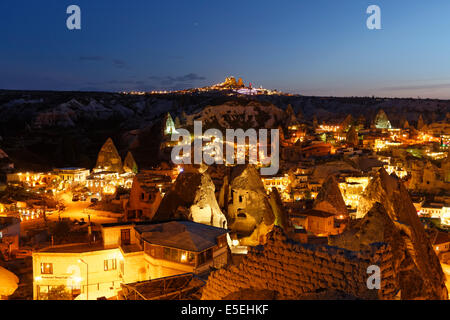 Blick auf die Stadt Göreme, Tunnel auf der Rückseite, Göreme, Kappadokien, Zentralregion Anatolien, Anatolien, Türkei Stockfoto