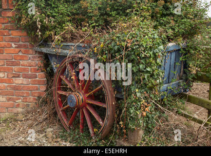 Eine alte Wagen auf einem Bauernhof mit Efeu bewachsen Stockfoto