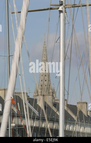 Frankreich, Normandie, Calvados, caen, Bassin Saint pierre: Port de plaisance, Matten et drisses, clocher de l'eglise Saint pierre, Stockfoto