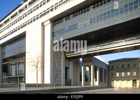 Frankreich, paris 12e, bercy ministere de l'economie et des finances, architectes paul Chemetov et Borja Huidobro, au Fond l'ancien batiment, Stockfoto